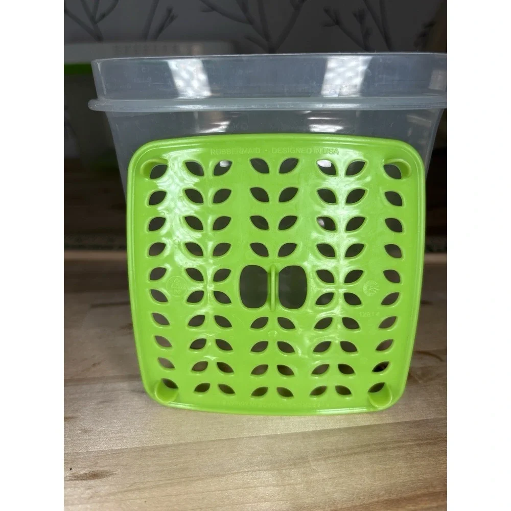 Rubbermaid Produce Saver Set 6.3 & 17.3 Cups Green White Vented Lid